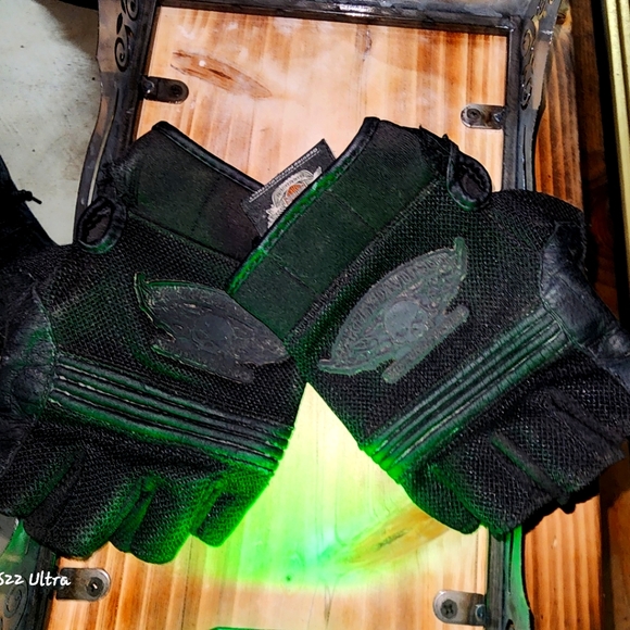 Men’s Winged Skull Fingerless Gloves - Picture 4 of 8